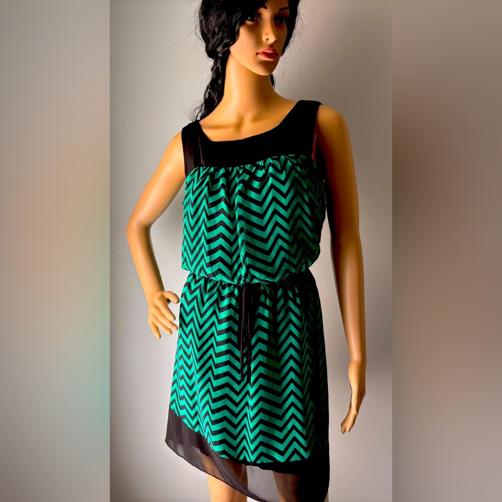 Enfocus Studio sleeveless dress green and black. Fully lined. Sz 12p runs small